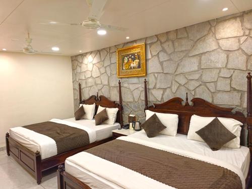 Postel nebo postele na pokoji v ubytování Hari Niwas - A Boutique Garden Resort Mount Abu