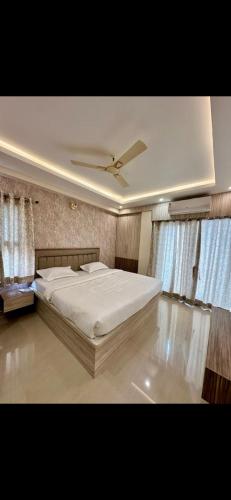 a bedroom with a large bed with white sheets at Virat in Jāmb