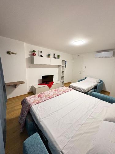 a hotel room with two beds and a fireplace at Casa Mayra in Campofilone