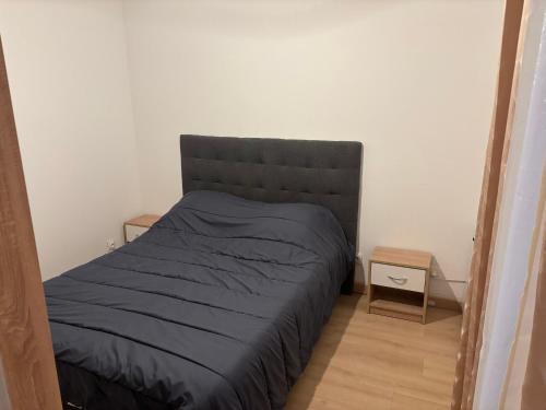 une petite chambre avec un lit et une table de chevet dans l'établissement Maison Bègles à côté de la gare saint Jean, à Bègles