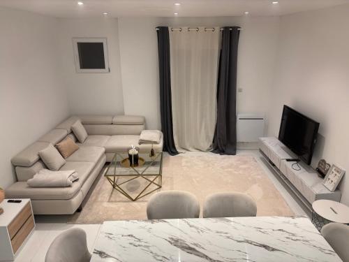 un salon avec un canapé et une télévision dans l'établissement Maison Bègles à côté de la gare saint Jean, à Bègles