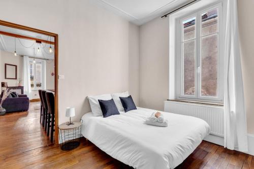 une chambre blanche avec un lit et une fenêtre dans l'établissement Le Gabriel - F2-4 pers-10min Gare & Nancy Thermal, à Nancy