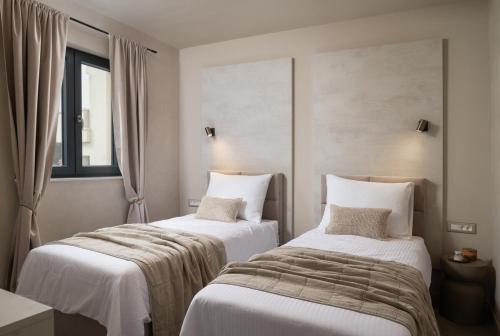 zwei Betten nebeneinander in einem Zimmer in der Unterkunft Modern Apartments Marija in Pakoštane