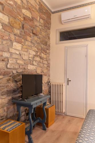 Una televisión o centro de entretenimiento en Hotel Belvedere