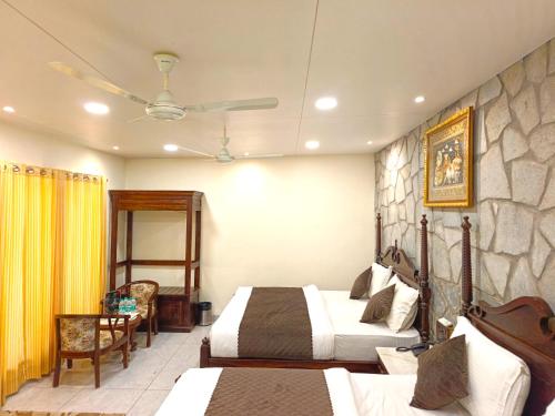 Postel nebo postele na pokoji v ubytování Hari Niwas - A Boutique Garden Resort Mount Abu