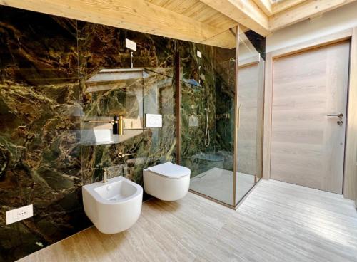 a bathroom with a toilet and a sink and a shower at Bio Agriturismo Falezze in Illasi