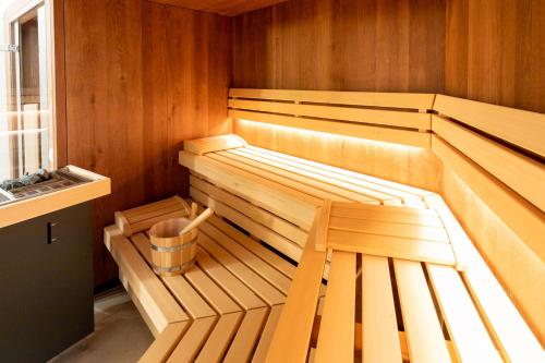 a small wooden sauna with a bucket in it at Hotel Residence Pernhof in Termeno