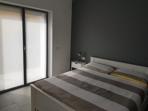 Ένα ή περισσότερα κρεβάτια σε δωμάτιο στο New Luxury Apartment in Ceriale with sea view