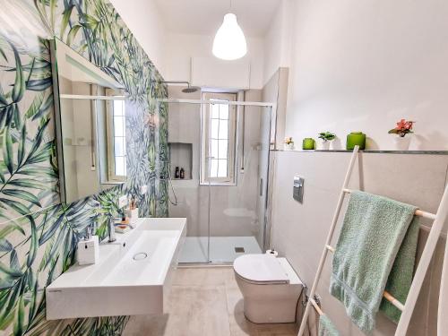 een badkamer met een wastafel, een toilet en een douche bij Holy Dove by Wonderful Italy in Cefalù