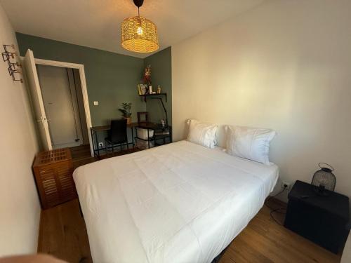 une chambre avec un grand lit blanc dans une pièce dans l'établissement Petite France avec 1 Parking, à Strasbourg