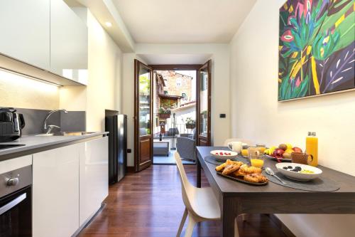 Η κουζίνα ή μικρή κουζίνα στο Luce Apartment - Stylish Terrace in the Heart of Lucca