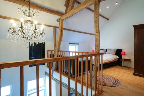 Zimmer mit einem Kronleuchter und einem Schlafzimmer in der Unterkunft Fijn, recent volledig gerenoveerd appartement in Maastricht in Maastricht