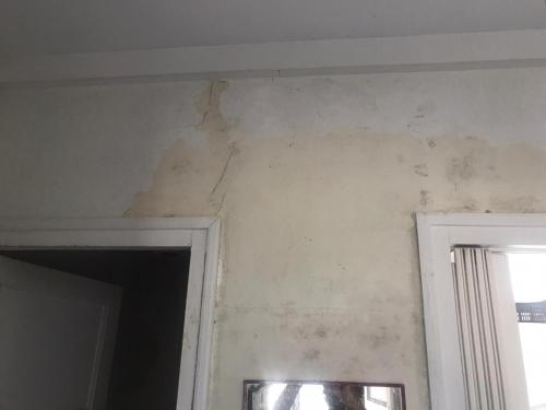 a room with dirty walls and a window at Chambre chez l'habitant dans un appartement à 2 pas de la gare SNCF et à 300m de la gare routière in Creil