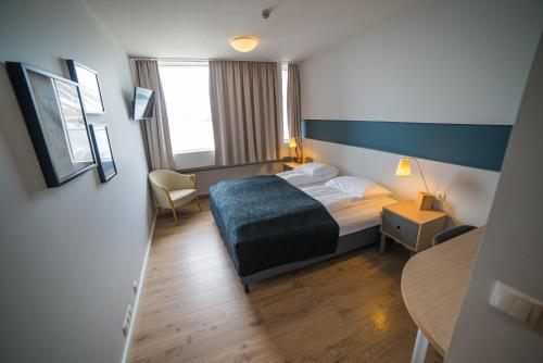 Postel nebo postele na pokoji v ubytování Hotel Isafjördur - Torg