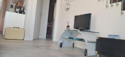a remote control car with a tv on a wall at homeliday ACTIVE in Caldana