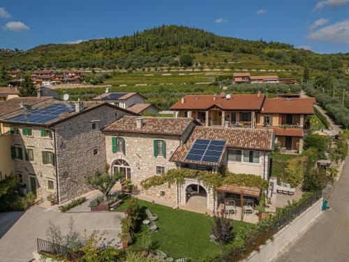 una vista aerea di una casa con pannelli solari di Corte Formigar a SantʼAmbrogio di Valpolicella