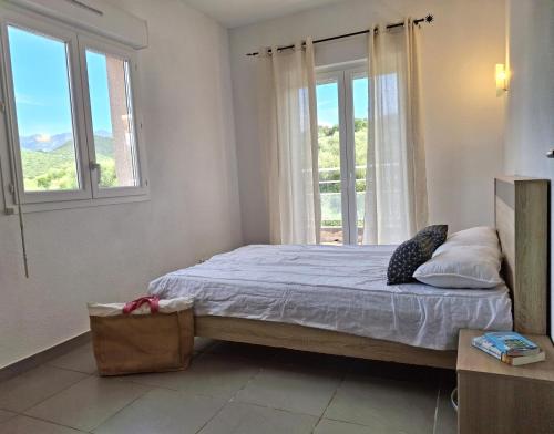 En eller flere senge i et værelse på T2 Terrasse climatisé piscine à T FLORENT