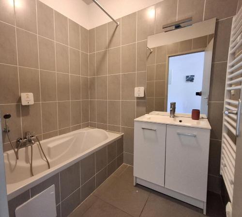 Et badeværelse på T2 Terrasse climatisé piscine à T FLORENT