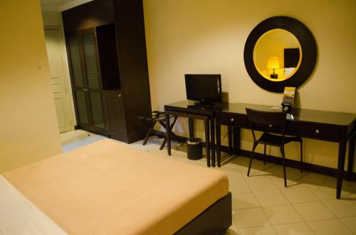 Una televisión o centro de entretenimiento en Hotel Tavern Surigao
