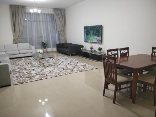 Prostor za sedenje u objektu Al Khor Tower Apartment