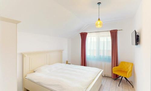 Postel nebo postele na pokoji v ubytování Golden House Banffy
