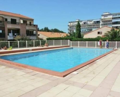une piscine au milieu d'un immeuble dans l'établissement Appartement proche mer, à Argelès-sur-Mer