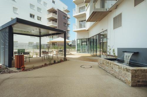 - un espace extérieur dans un bâtiment avec une terrasse dans l'établissement Résidence de Brest Lambézellec, à Brest