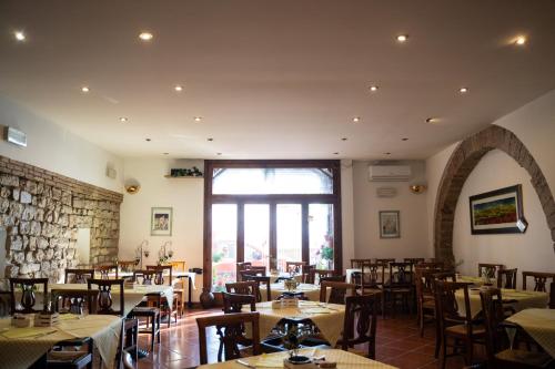 Un restaurante u otro lugar para comer en Hotel Belvedere