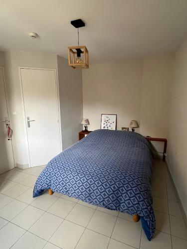 a bedroom with a blue bed in a room at Gîte-Auberge l'écureuil in Châteauneuf-dʼEntraunes