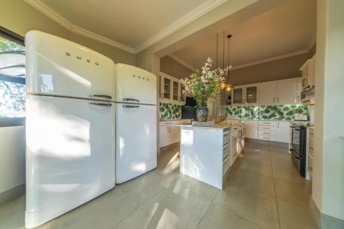 Η κουζίνα ή μικρή κουζίνα στο Room 2 - LEO Sky Guest House