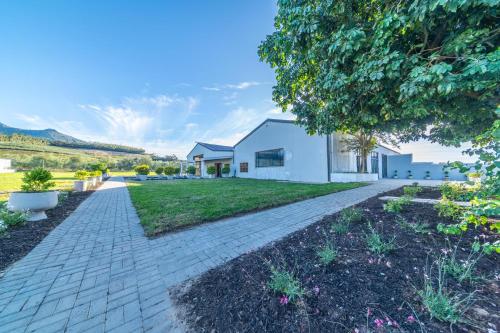Κήπος έξω από το Room 2 - LEO Sky Guest House