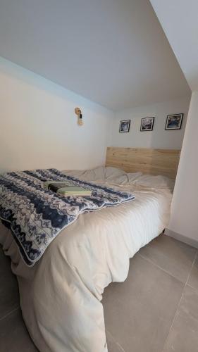 une chambre avec un grand lit dans une pièce dans l'établissement 20 m2 studio dans les Calanques, à Marseille