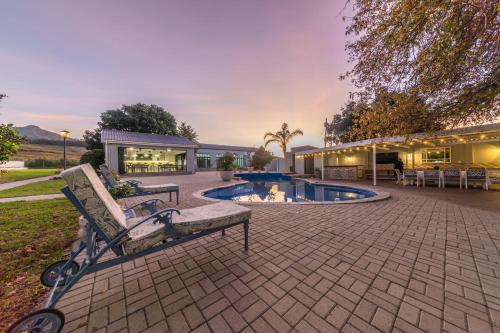 Πισίνα στο ή κοντά στο Room 2 - LEO Sky Guest House