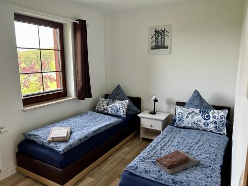 Postel nebo postele na pokoji v ubytování Pumphut's Scheune Ferienwohnungen Nr 5 - 9 Nähe Freizeitpark Plohn