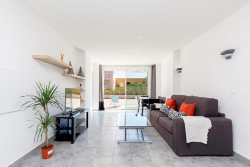 un salon avec un canapé et une table dans l'établissement Serenity apprt, à Théoule-sur-Mer