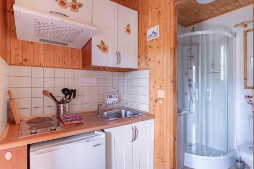 Il comprend une petite cuisine avec un évier et une douche. dans l'établissement Gites Les Casots, à Rouffiac-des-Corbières