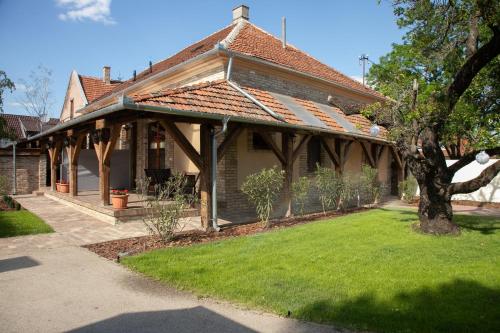 a house with a roof with a grass yard at Vadvirág Apartman Gyula in Gyula
