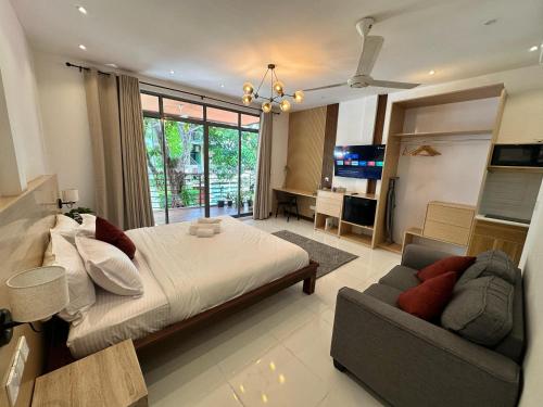 Island Getaway Villa - 5BR La Collinette House