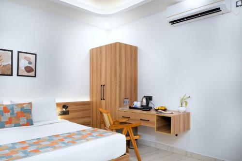 Una cama o camas en una habitación de Vasu Palace