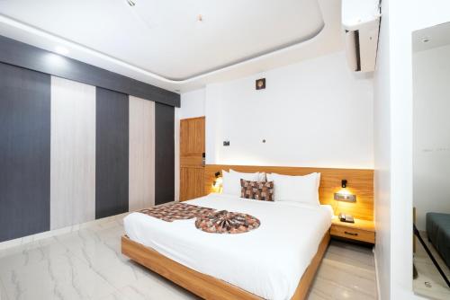 Una cama o camas en una habitación de Vasu Palace