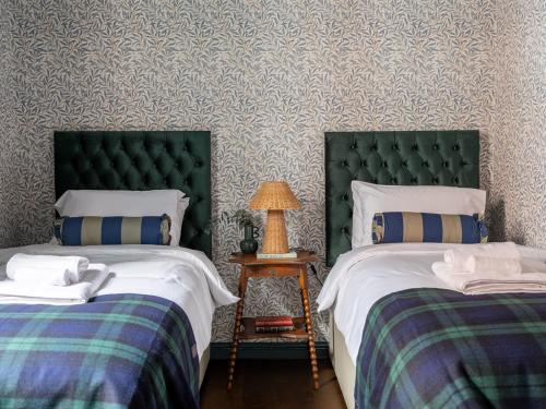 two beds sitting next to each other in a bedroom at Chapman House 3 Bedroom Luxury Retreat in Norwich