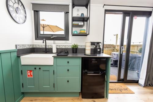 Dapur atau dapur kecil di Willows Rest - 1 Bed Shepherds Hut - Pentlepoir