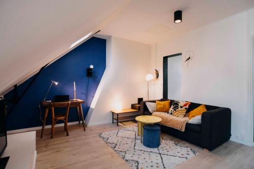 un salon avec un canapé et une table dans l'établissement L'Escapade - Superbe appartement cosy coeur de Nantes, à Nantes