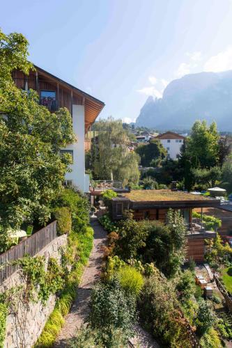 a view of a house with a garden at Hotel Heubad in Fiè