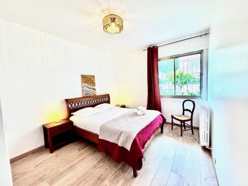 une chambre avec un lit, une chaise et une fenêtre dans l'établissement CC G Le Jardin du Mont Rabeau, à Nice