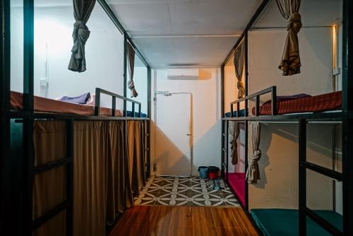 En eller flere køjesenge i et værelse på Lazy Panda Hostel