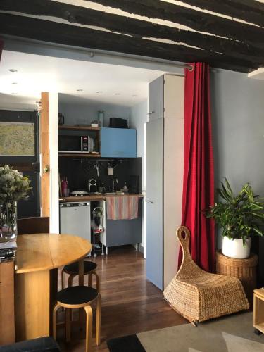 un salon avec une table et une cuisine dans l'établissement Deux Pièces des Arts-et-Métiers, à Paris