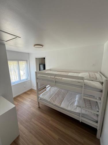 - une chambre blanche avec 2 lits superposés dans l'établissement Ty-Kokoon, à Saint-Quay-Portrieux