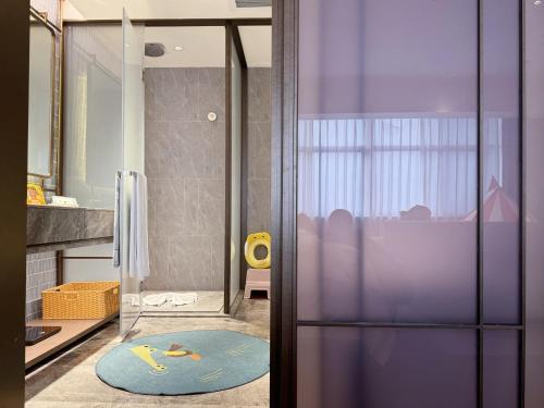 a bathroom with a purple door and a blue rug at Baiyun Hotel Guangzhou in Guangzhou