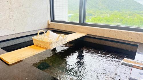 头城宜蘭頭城9453-1796的一个篮子放在水池旁边的木凳上